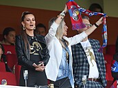 Lenka Limberská si uívala na VIP tribun s páteli a rodinou.