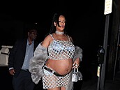 Rihanna se ani v thotenství moc nezahaluje.