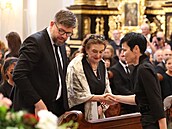 Lenka Bradáová se vítá s Evou Holubovou a Jiím Pospíilem.