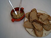 Jana Yngland Hruková a její pedkrm v podob chleba se kvarky.