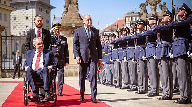 Prezident Milo Zeman vítal s manelkou bulharský prezidentský pár.