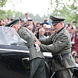 Zraněný Heydrich se svým řidičem a osobním strážcem v jedné osobě.