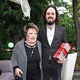 Jiřina Bohdalová a její vnuk Marek Ciccotti na narozeniny Felixe Slováčka...