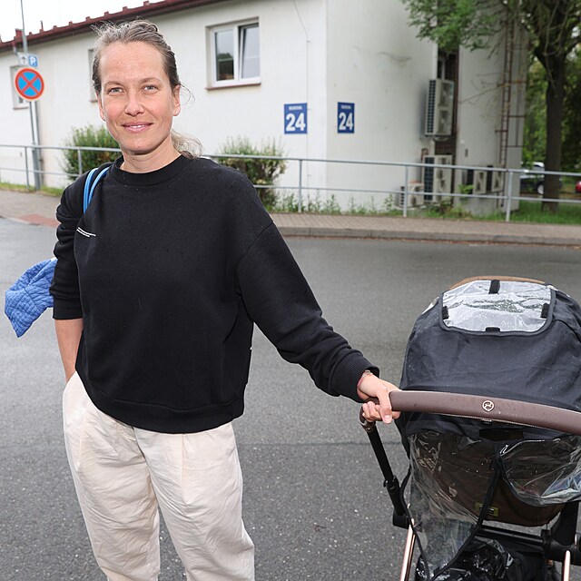 Tenistka Barbora Strcov pila s malm synem otevt dtsk hit v NF Motol.