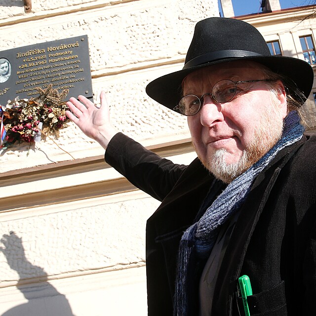 Oliver Malina u pomnku Jindiky Novkov