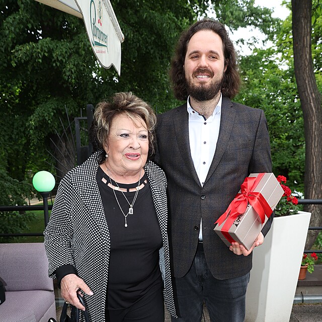 Jiina Bohdalov a jej vnuk Marek Ciccotti na narozeniny Felixe Slovka...