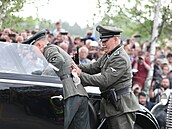 Zranný Heydrich se svým idiem a osobním strácem v jedné osob.