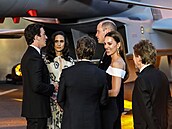 Princ William a vévodkyn Kate na premiée Top Gunu. Tom Cruise poslun stojí...