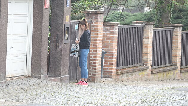 Nakonec sela dol, aby pebrala dárek od Felixe.