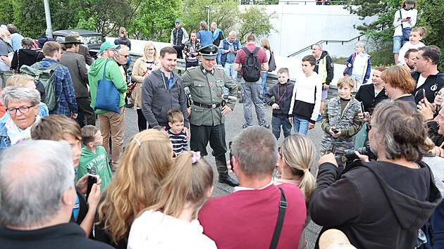 Lidé se fotili i s pedstaviteli Jozefa Gabíka a Jana Kubie.