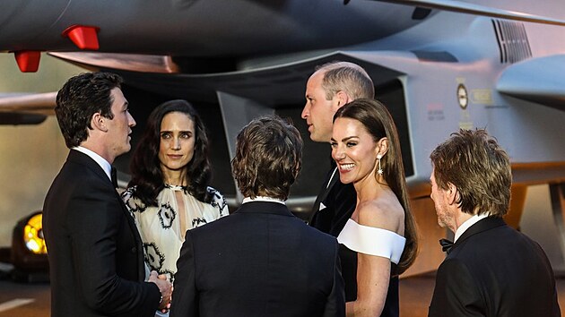 Princ William a vévodkyn Kate na premiée Top Gunu. Tom Cruise poslun stojí...