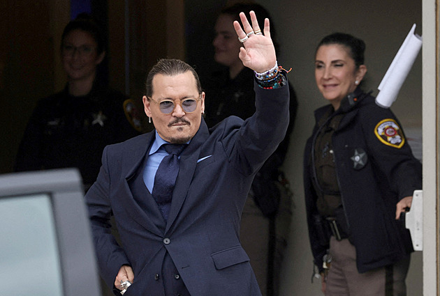 Johnny Depp zdraví fanoušky před soudem.