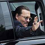 Johnny Depp mává fanouškům z auta