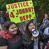 Fanynky se dožadují spravedlnosti pro Johnnyho