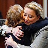 Amber Heard objímá svou právničku Elaine Bredehoftovou.