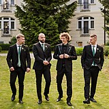 Alex Král se svými kamarády na svatbě.