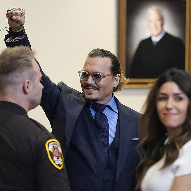 Johnny Depp ukazuje vítězné gesto