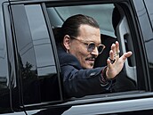 Johnny Depp mává fanouškům z auta