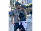 Tomáš Kundrátek se svou krásnou manželkou.