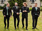 Alex Král se svými kamarády na svatb.