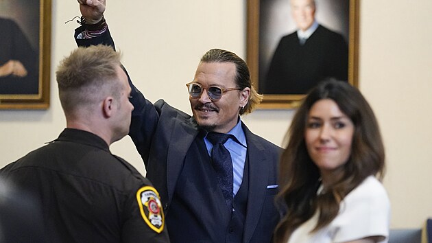 Johnny Depp ukazuje vítězné gesto.