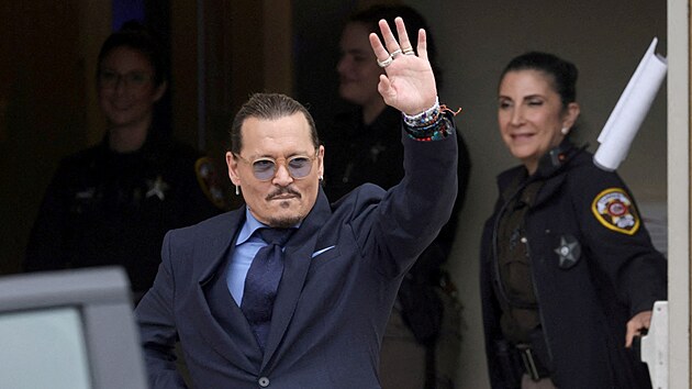 Johnny Depp zdraví fanoušky před soudem.
