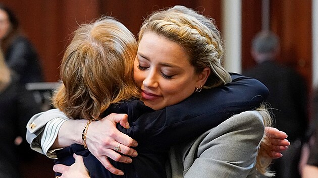Amber Heard objímá svou právniku Elaine Bredehoftovou.