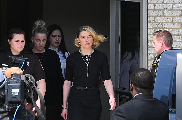 Amber Heard opouští budovu soudu.