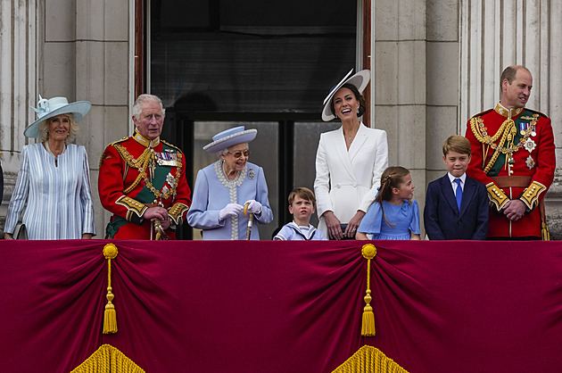 Královská rodina na balkoně Buckinghamského paláce.