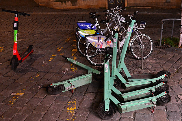 Špatně odstavené elektrické koloběžky budeme odstraňovat sami, zvažuje Praha