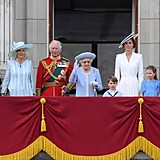 Kate Middleton na balkoně po boku královny