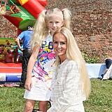 Lucie Hadašová se svou mladší dcerou na Dni dětí u porodnice v Podolí.