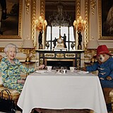 Královna Alžběta s medvídkem Paddingtonem
