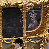 Kolem Buckinghamského paláce projel i královnin tradiční zlatý kočár. Panovnici...