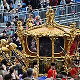 Kolem Buckinghamskho palce projel i krlovnin tradin zlat kor. Panovnici...