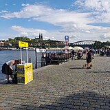 Podpisový stánek měla Praha Sobě také na náplavce.