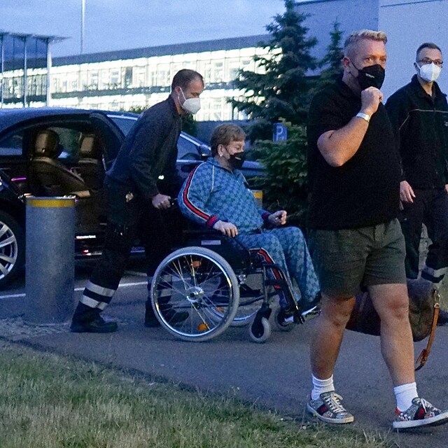 Elton John byl fotografy zastižen na invalidním vozíků