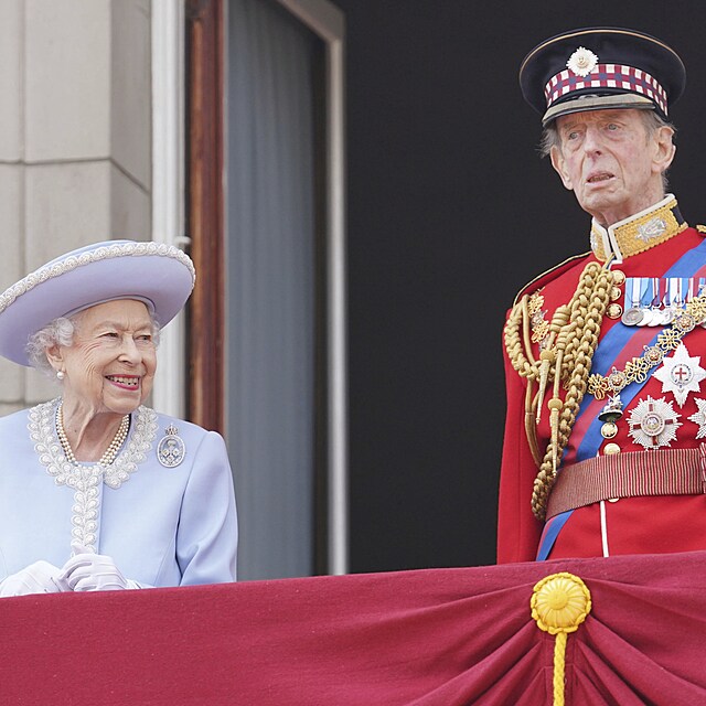 Krlovna Albta na balkon Buckinghamskho palce.