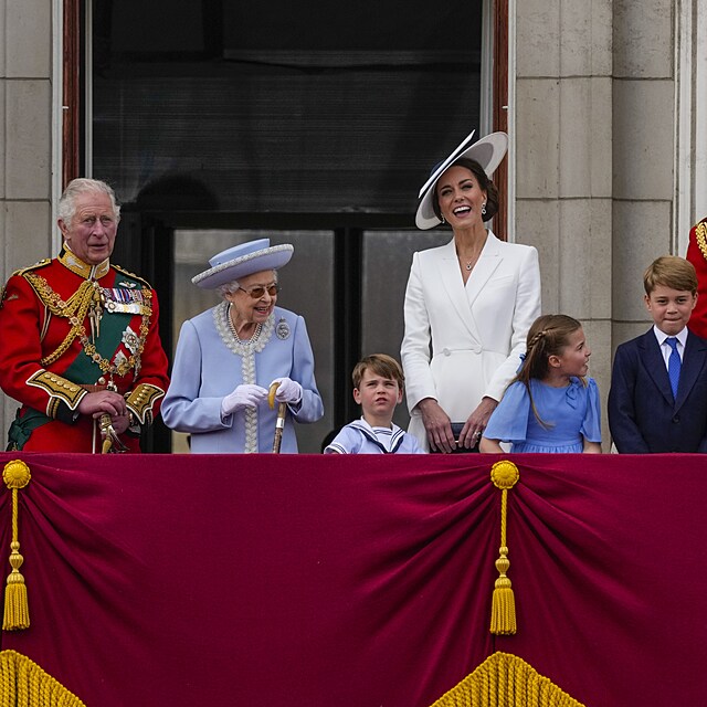 Královská rodina na balkoně Buckinghamského paláce.