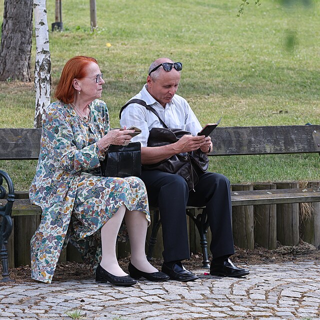 Iva Janurov s neznm muem na lavice v parku