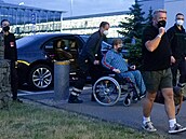 Elton John byl fotografy zastien na invalidním vozík