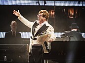 Elton John má problémy s chzí i stáním