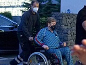 Elton John na invalidním vozíku pi návratu z Nmecka