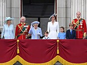 Kate Middleton na balkoně po boku královny