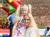 Lucie Hadaová se svou mladí dcerou na Dni dtí u porodnice v Podolí.