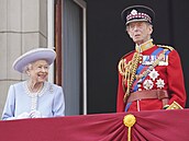 Královna Alžběta na balkoně Buckinghamského paláce.