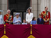 Královská rodina na balkon Buckinghamského paláce.