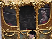 Kolem Buckinghamského paláce projel i královnin tradiní zlatý koár. Panovnici...