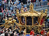 Kolem Buckinghamského paláce projel i královnin tradiní zlatý koár. Panovnici...