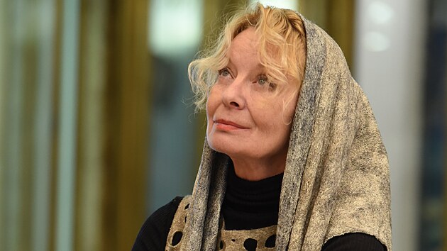 Vilma Cibulková vzhlíí k nebi